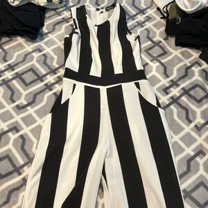 Jumpsuit black and white. Never wear like new size 0